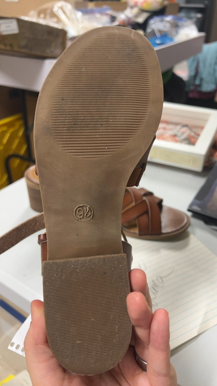 Universal Thread Sandals 9.5 Brown