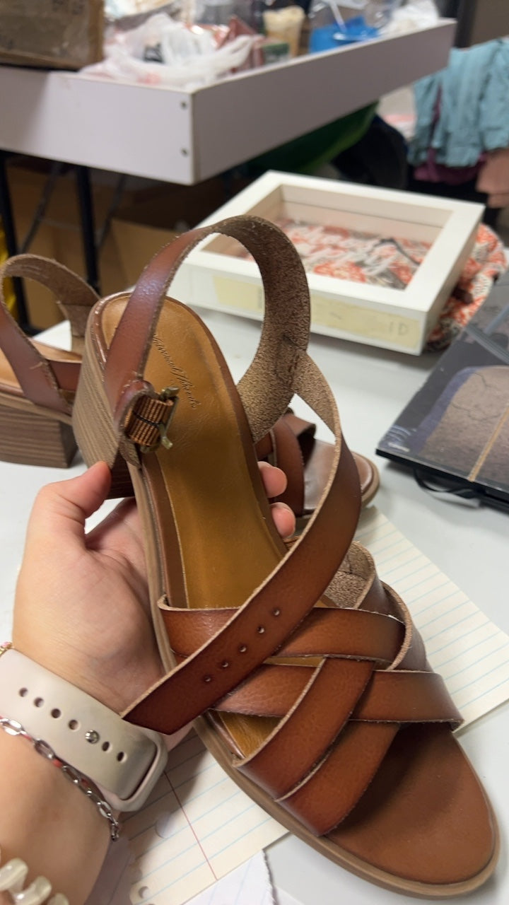 Universal Thread Sandals 9.5 Brown