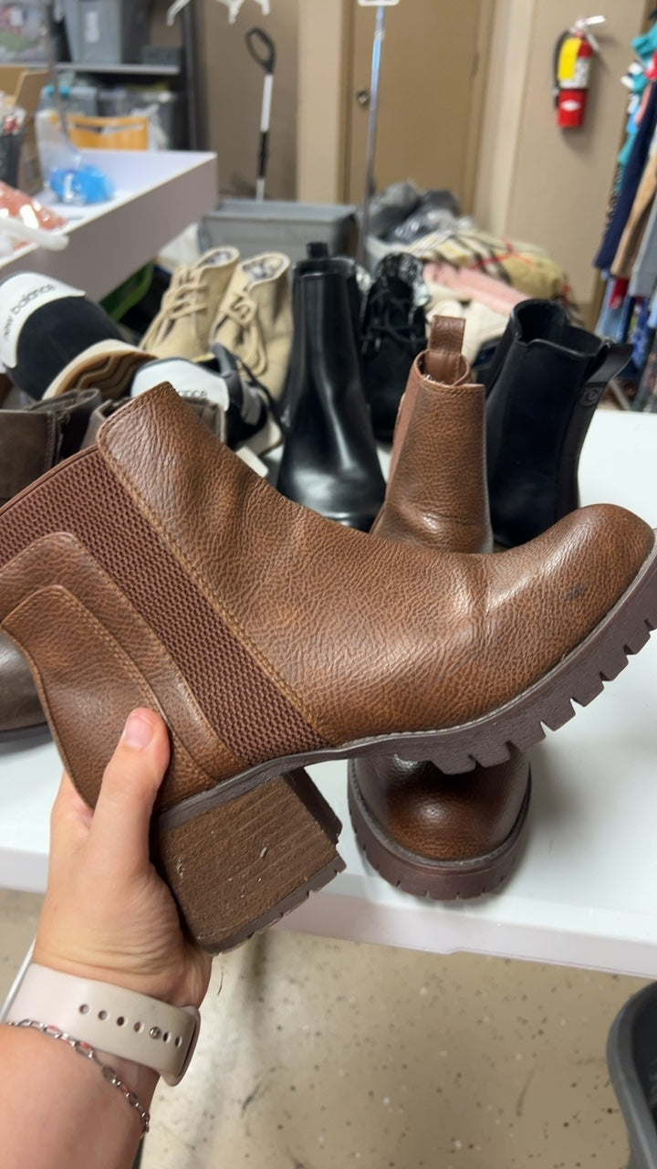 Boots 8.5 Brown