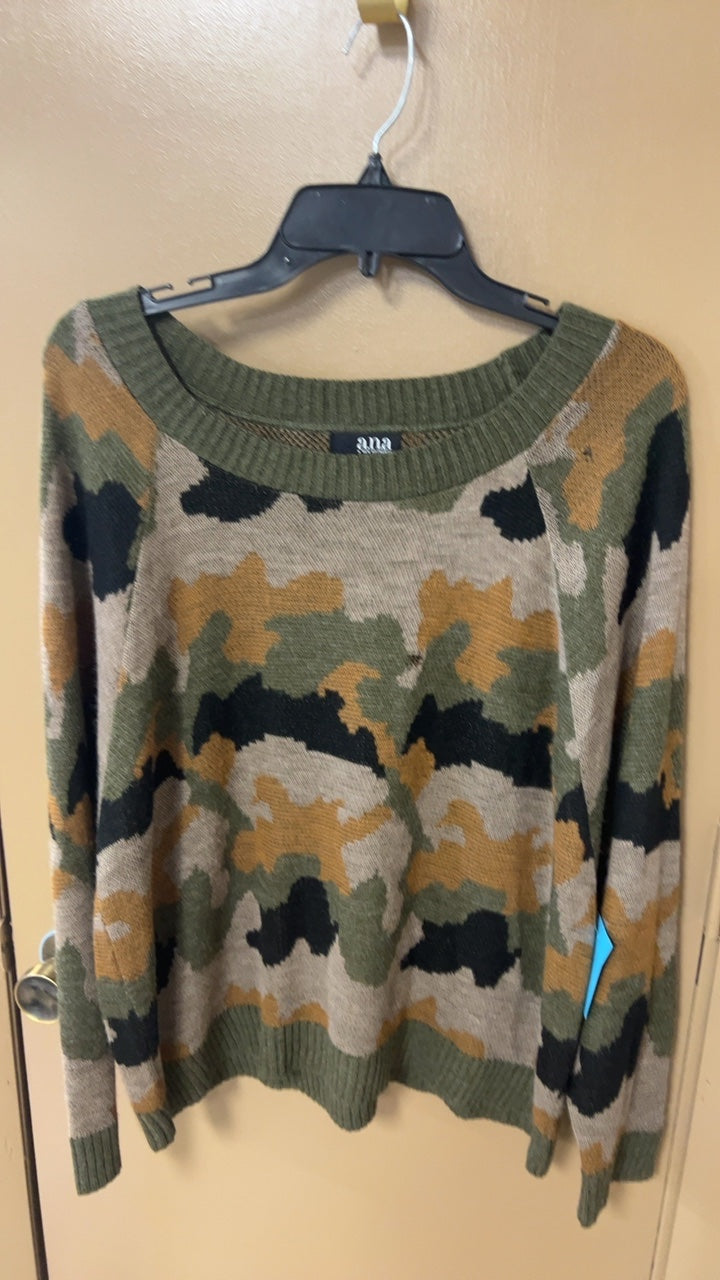 Sweater Large Camouflage pattern with shades of green, black, beige, and tan