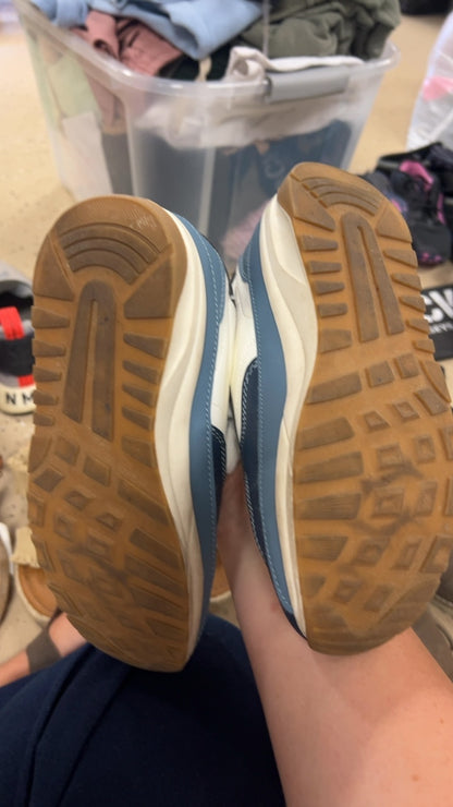 Sneakers 6.5 White and navy blue