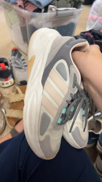 adidas Sneakers 6.5 Gray and beige