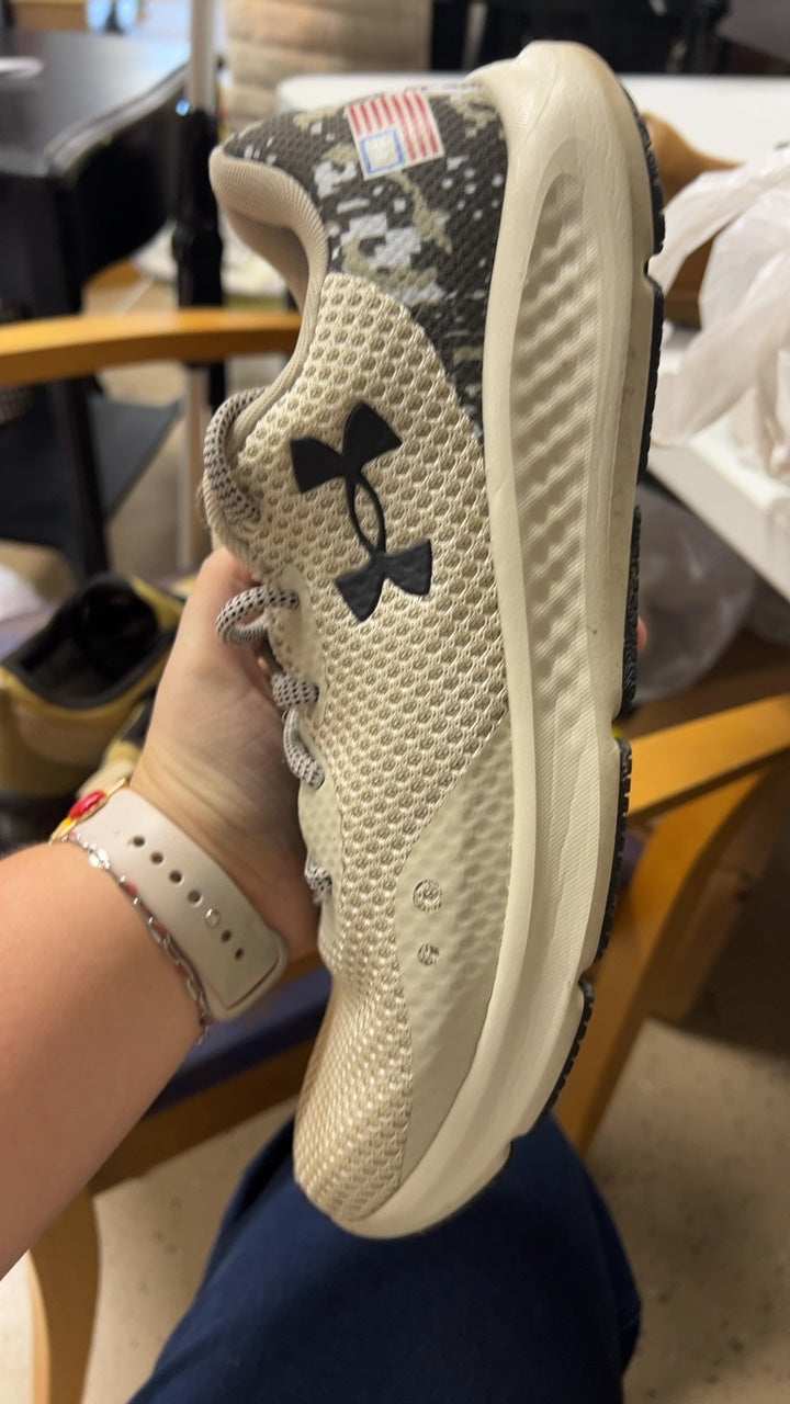 Under Armour Sneakers Mens 11 Beige/Off-white with camo pattern on heel and black logo