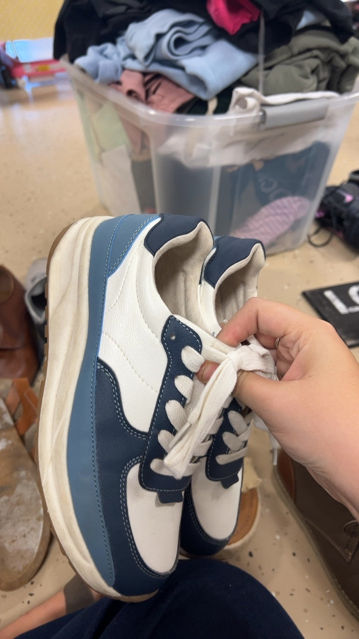 Sneakers 6.5 White and navy blue