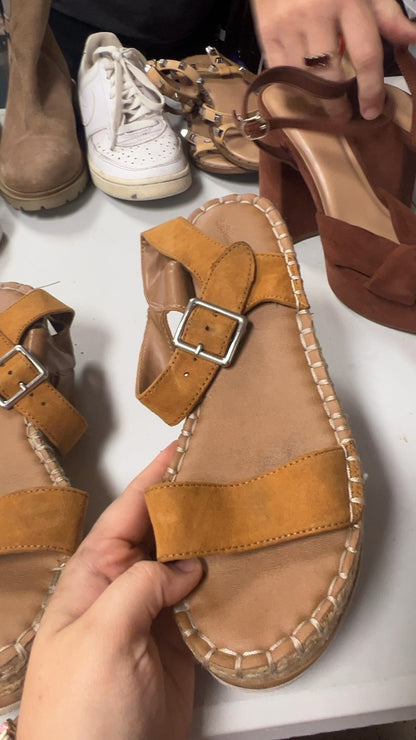 Sandals 7.5 Tan