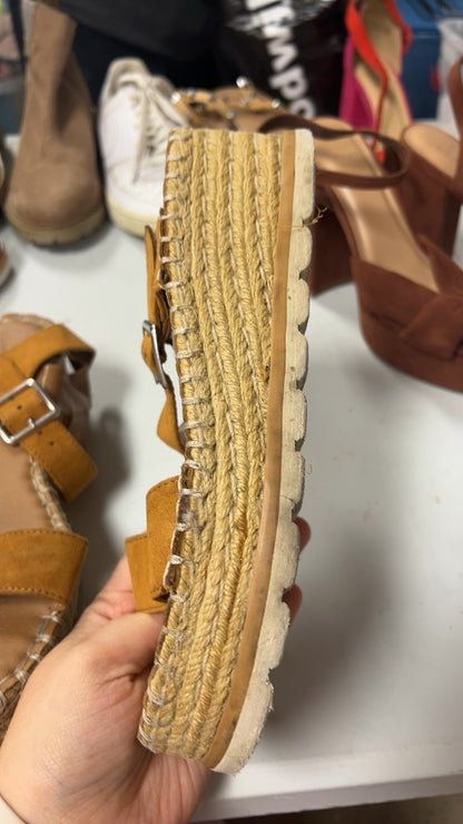 Sandals 7.5 Tan