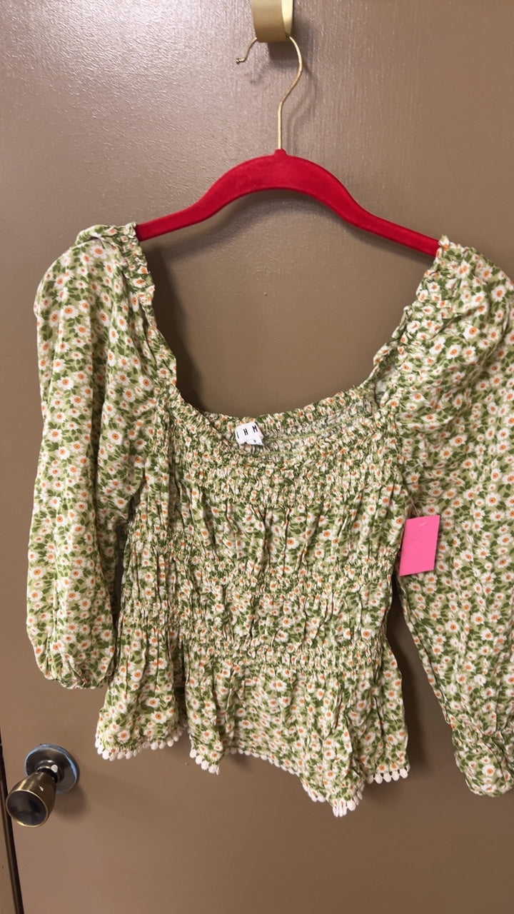 Top Small Green and white with a floral pattern